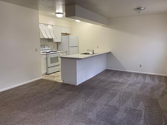 2nd image of 2820 Washburn St #1