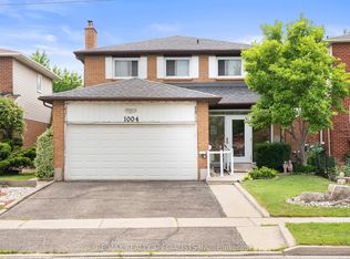 1004 Queensbridge Dr, Mississauga, ON L5C 3R1