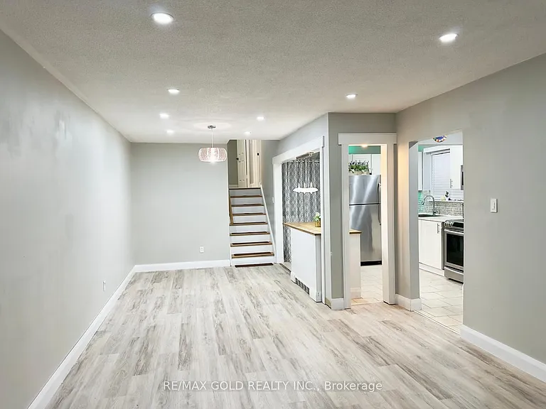 156 Mooregate Cres #UPPER — Photo 11