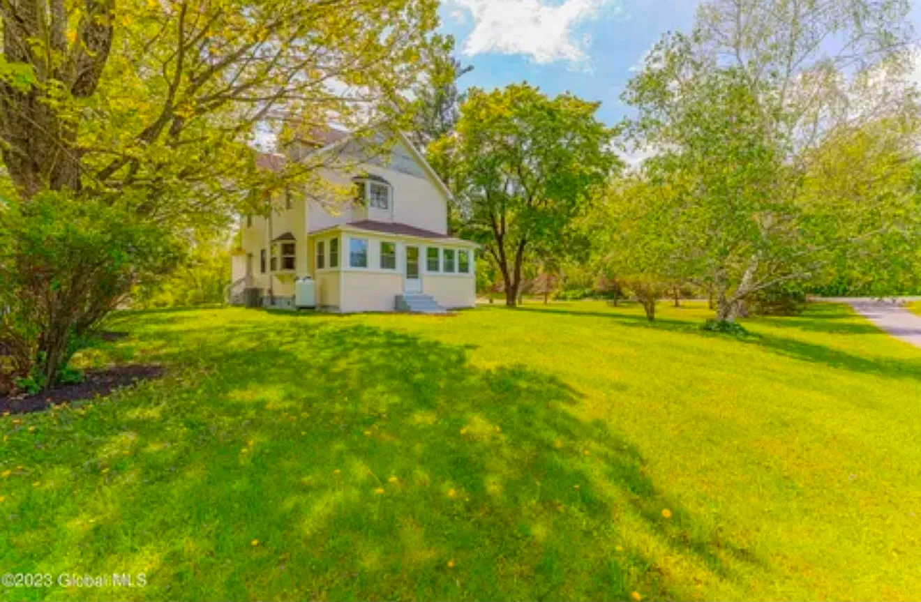 5 bed, 1416 sqft, $2,999 — Photo 2