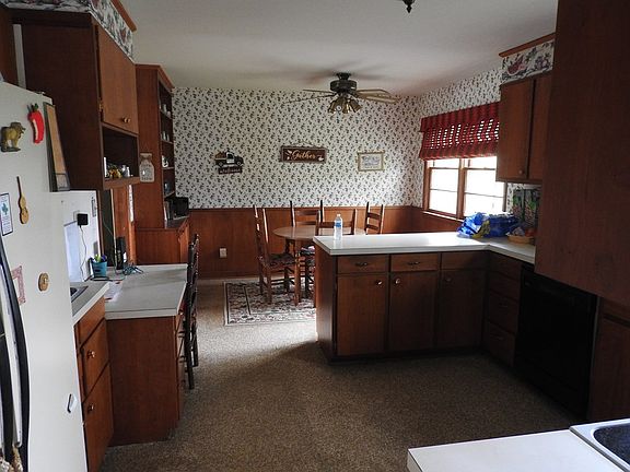 4th image of 221 Alderman St