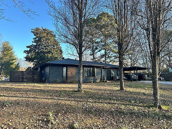 2nd image of 221 Ridgefield Cir