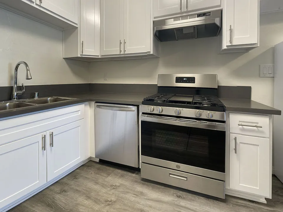 Eleanor Apartments...Gorgeous Apartment available..Awesome Hollywood Location!!