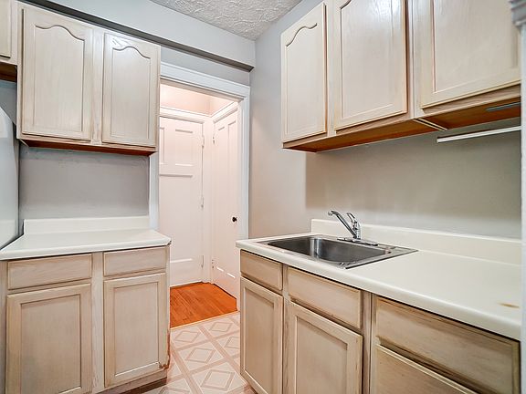 4th image of 2560 Madison Rd APT 10