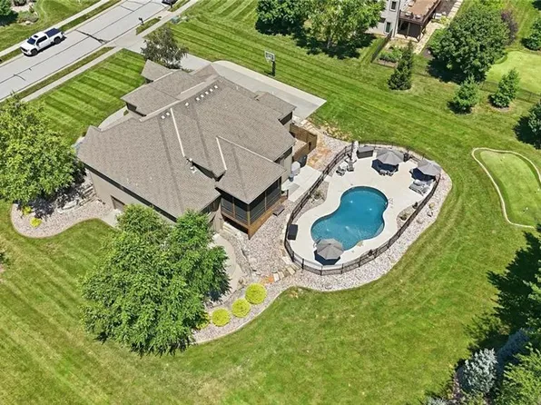 10607 N Hedges Ave, Kansas City, MO 64157
