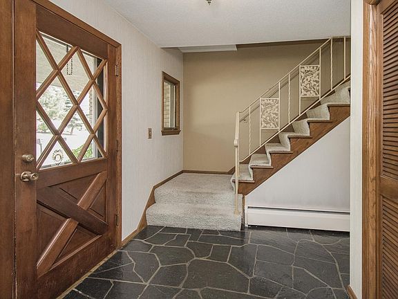 3rd image of 424 Thompson Ave W