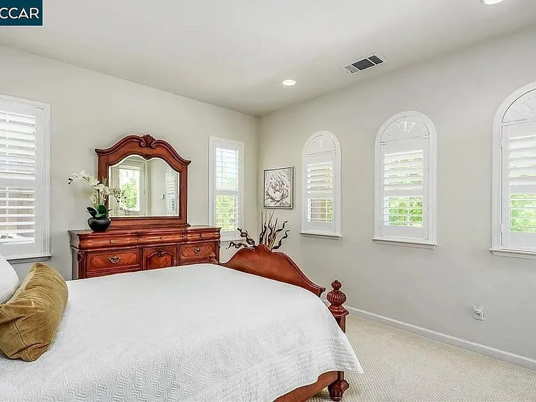 2077 Arlington Way — Photo 5
