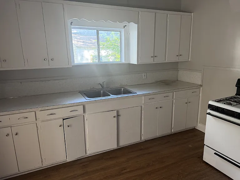 1750 E Commerce St — Photo 9