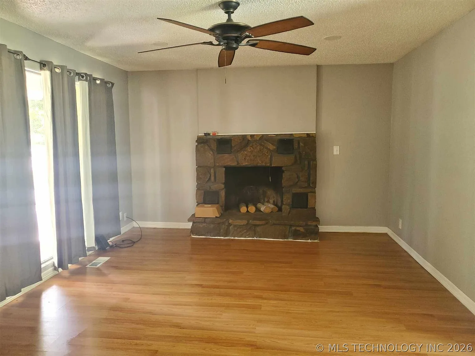 3 bed, 2.0 bath, 1459 sqft, $1,500 — Photo 2