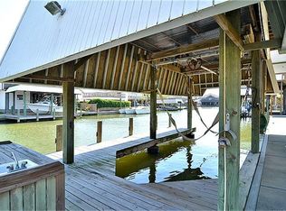 1305 Maui Dr, Tiki Island, TX 77554