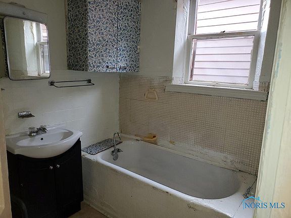 4th image of 2238 Whitney Ave