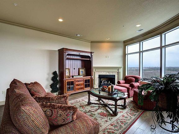 3rd image of 2801 Wexford Dr APT 906