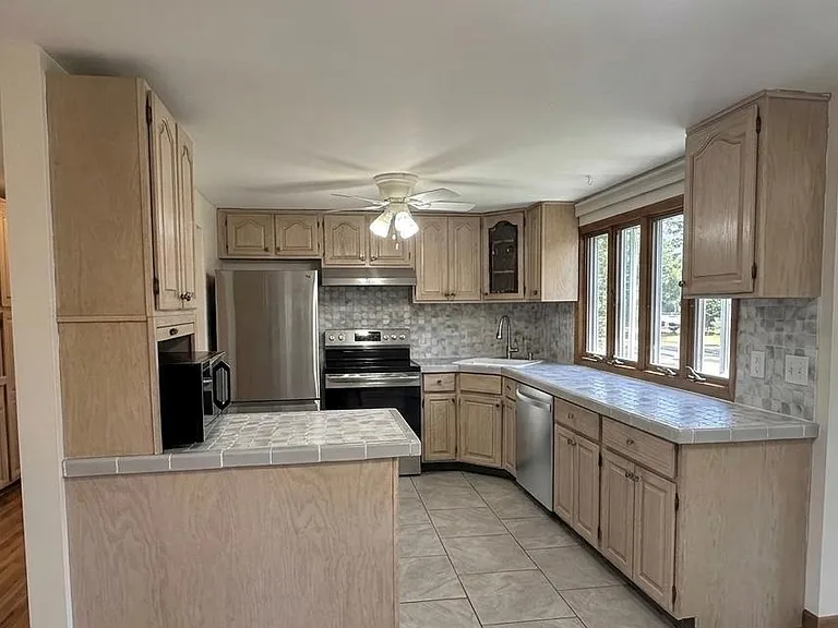 48 Eastover Dr — Photo 2