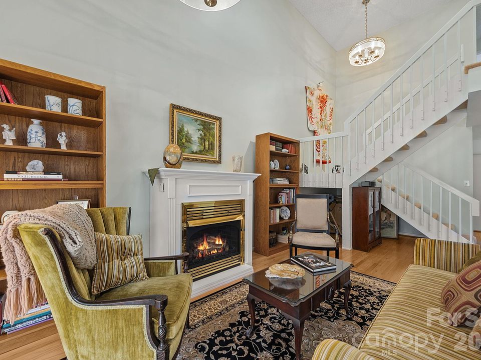 1st image of 102 Crowfields Dr