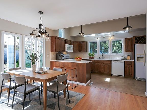 5th image of 207 E Plaza Pl