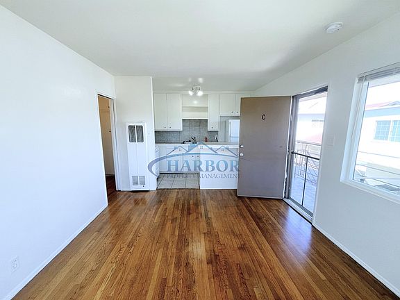 4th image of 1919 Vanderbilt Ln APT C