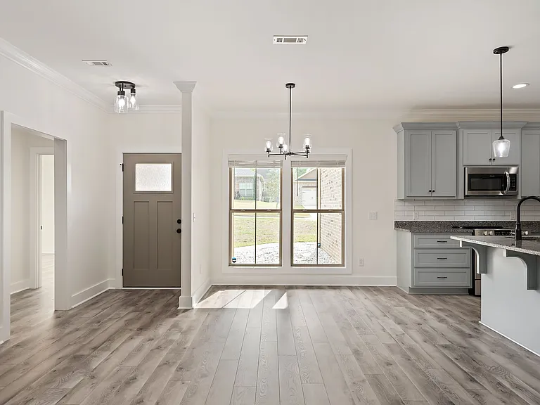 208 Savannah Dr — Photo 3