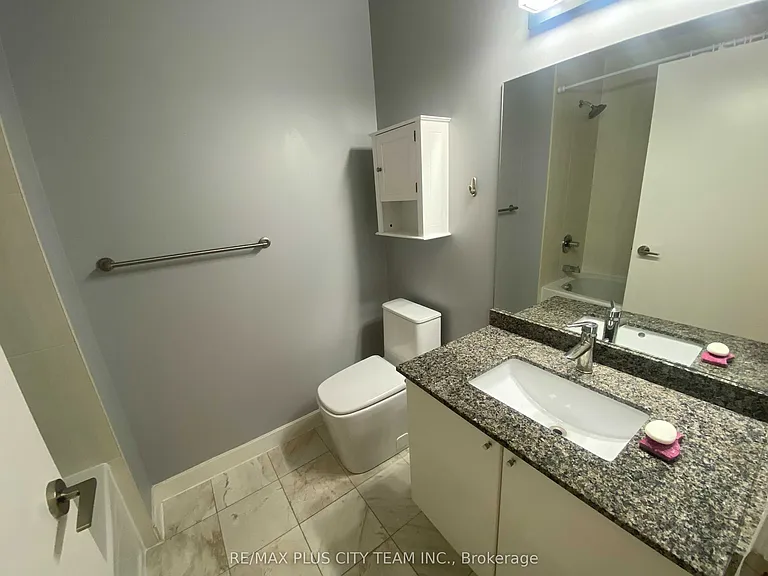 18 Harbour St #1802 — Photo 9