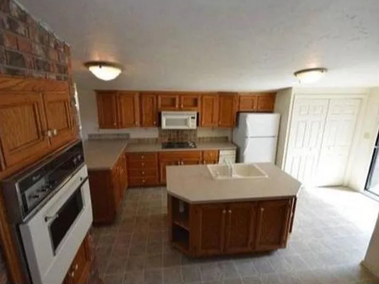 601 E Coeur D Alene Ave — Photo 12