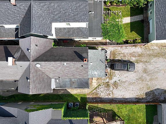 3rd image of 818 E Riverside Dr