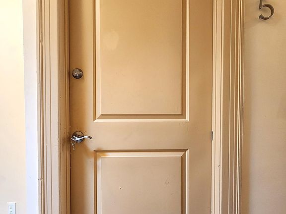 3rd image of 212 S Kenmore Ave APT 5