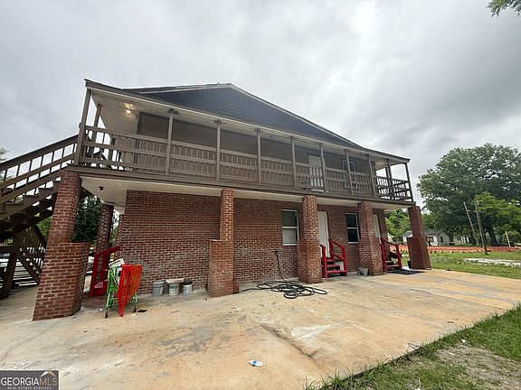 2nd image of 1011 Pine St