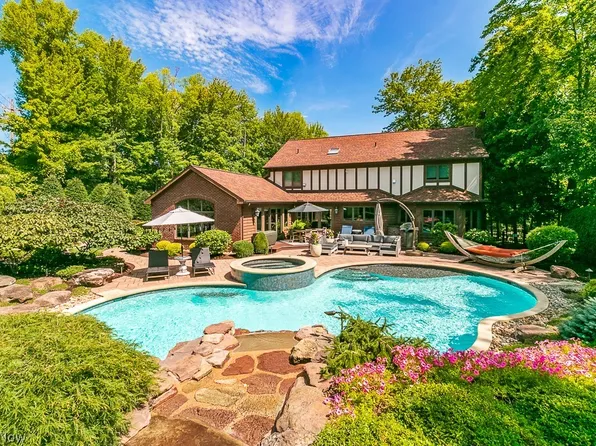 780 Village Cir, Gates Mills, OH 44040