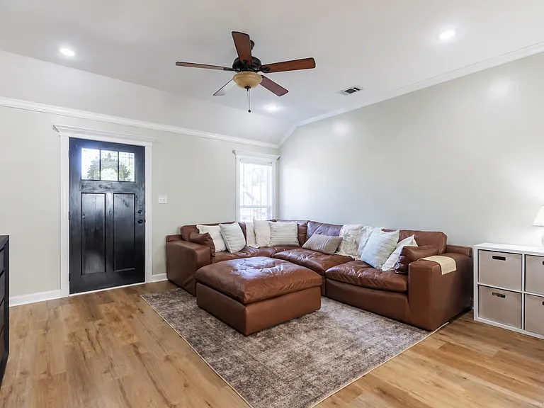 901 Sugarberry Dr — Photo 2