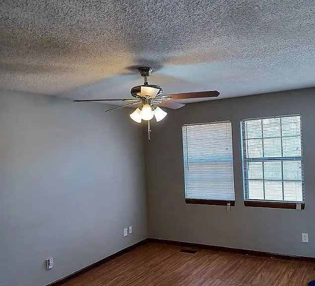 7000 Ewing Ave — Photo 2