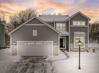 317 Paradise Ct, Hartland, WI 53029