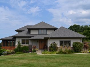 2385 River Rd, Willoughby Hills, OH 44094
