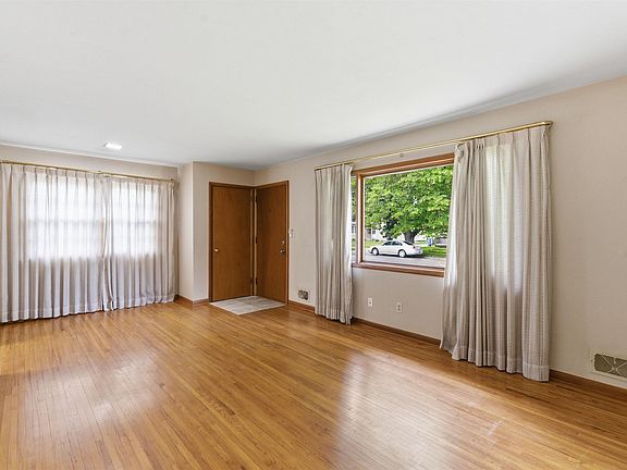 4th image of 2620 S Prairie Ave