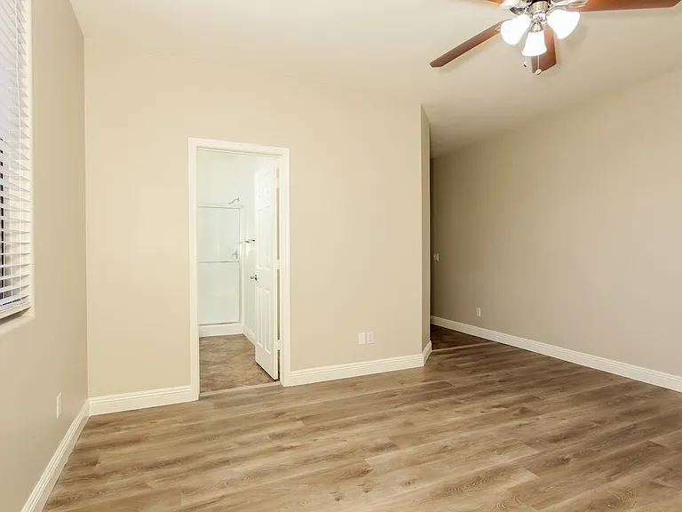 2122 S Edgewater — Photo 8