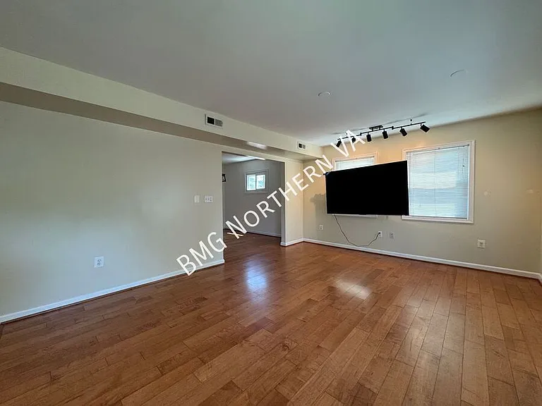1909 Rollins Dr — Photo 13