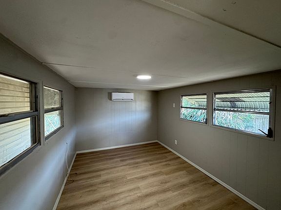 3rd image of 1106 50th Ave W