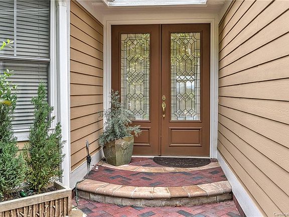 3rd image of 36 N Mission Hills Ct
