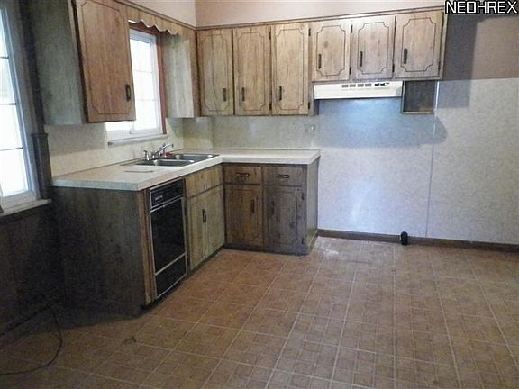 4th image of 580 S Hawkins Ave