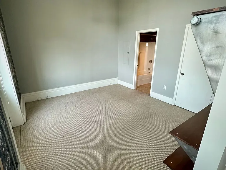 140 E Glenwood Ave #211 — Photo 3