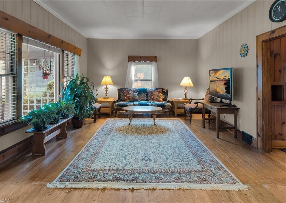 13th image of 2103 N Thomas Ave