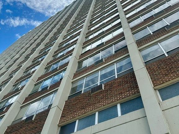3rd image of 6171 N Sheridan Rd APT 2108