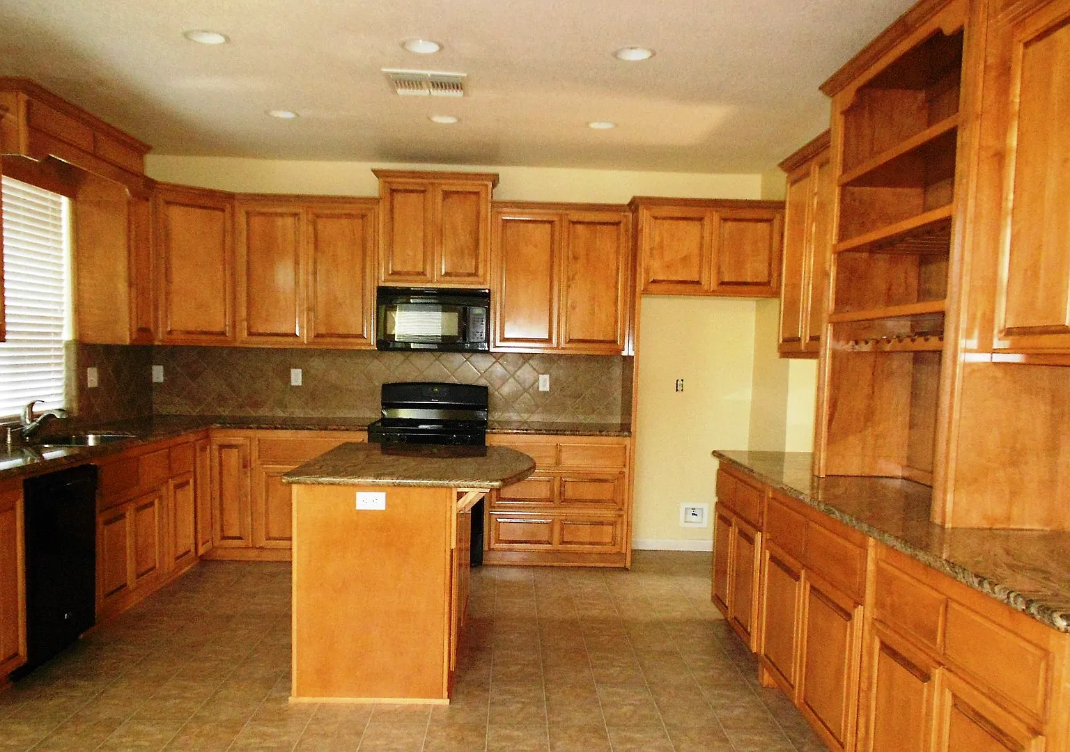Roomy, Bright & Ready to Live In Mississippi Drive 5-Bed Home — Photo 2