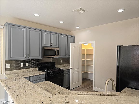 5th image of 499 Stonegate Meadow Ave
