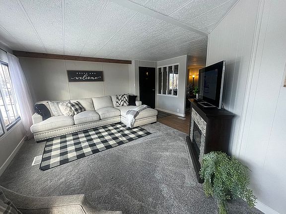 Front room/Family room