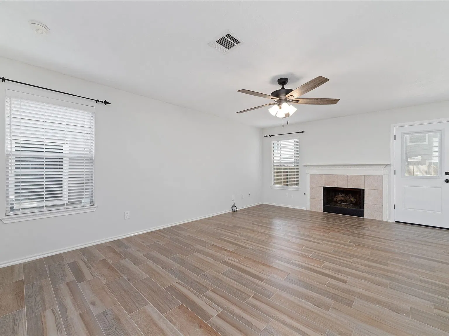 3 bed, 2.5 bath, 1628 sqft, $1,900 — Photo 4