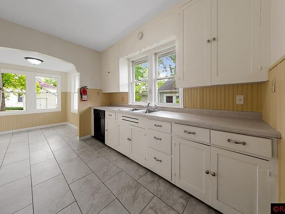 5th image of 220 Smith St