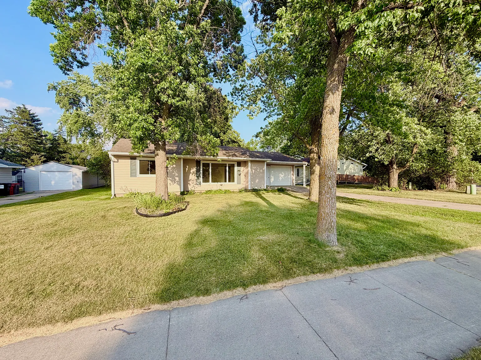 4 bed, 2606 sqft, $2,200 — Photo 2
