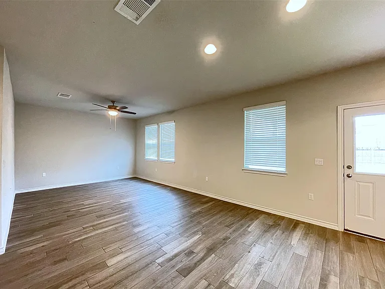 1602 Jacey Way — Photo 4
