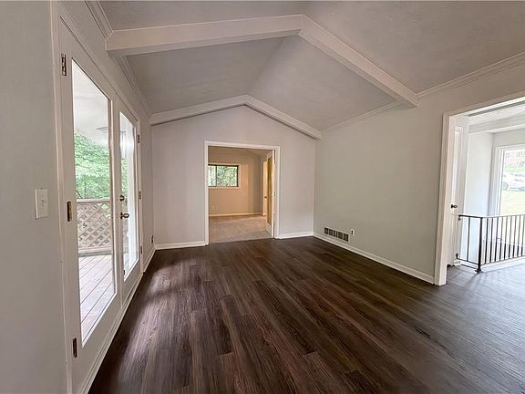 3rd image of 3630 Creekview Cir