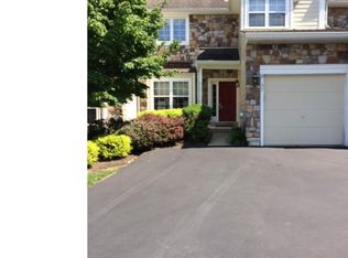 37 Overlook Cir, Berwyn, PA 19312
