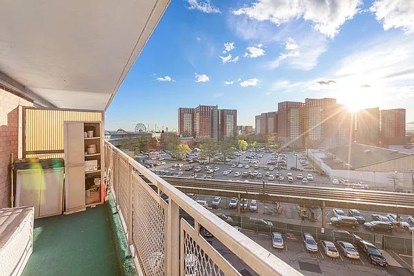 Sold by Thomas Lipovetsky, LREB | media 9